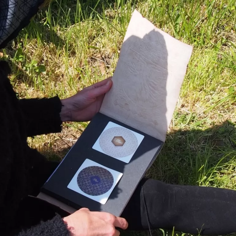 album_photos_en_cuir__arbre_de_vie__petit_format_6.webp Albums Photos En Cuir*Skin Project Album photos en cuir - Arbre de vie - Petit format