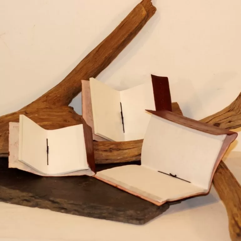 calepin_en_cuir_repouss__elastique_6.webp Carnets En Cuir*Skin Project Calepin en cuir repoussé - Elastique