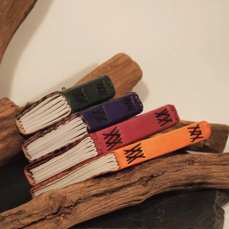 grand_grimoire_en_cuir_color__crochet_2.webp Carnets En Cuir*Skin Project Grand grimoire en cuir coloré – Crochet