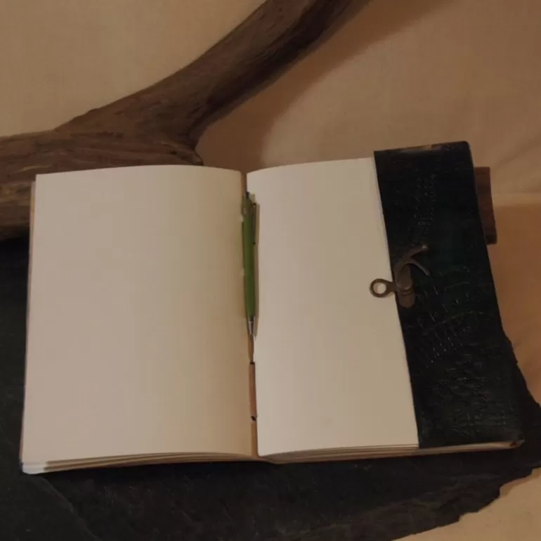 grand_grimoire_en_cuir_color__crochet_3.webp Carnets En Cuir*Skin Project Grand grimoire en cuir coloré – Crochet