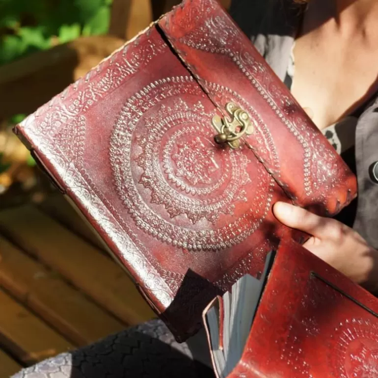 Carnets En Cuir*Skin Project Grand grimoire en cuir repoussé - carré - crochet