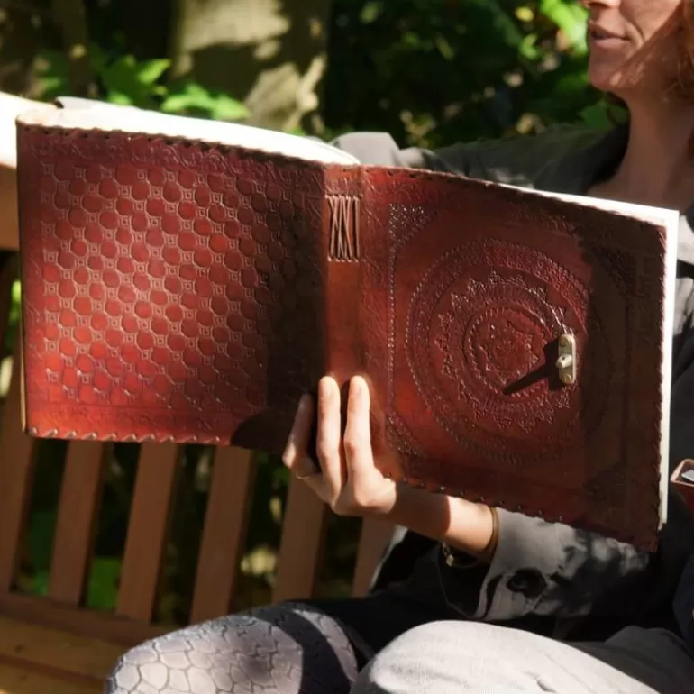 Carnets En Cuir*Skin Project Grand grimoire en cuir repoussé - carré - crochet