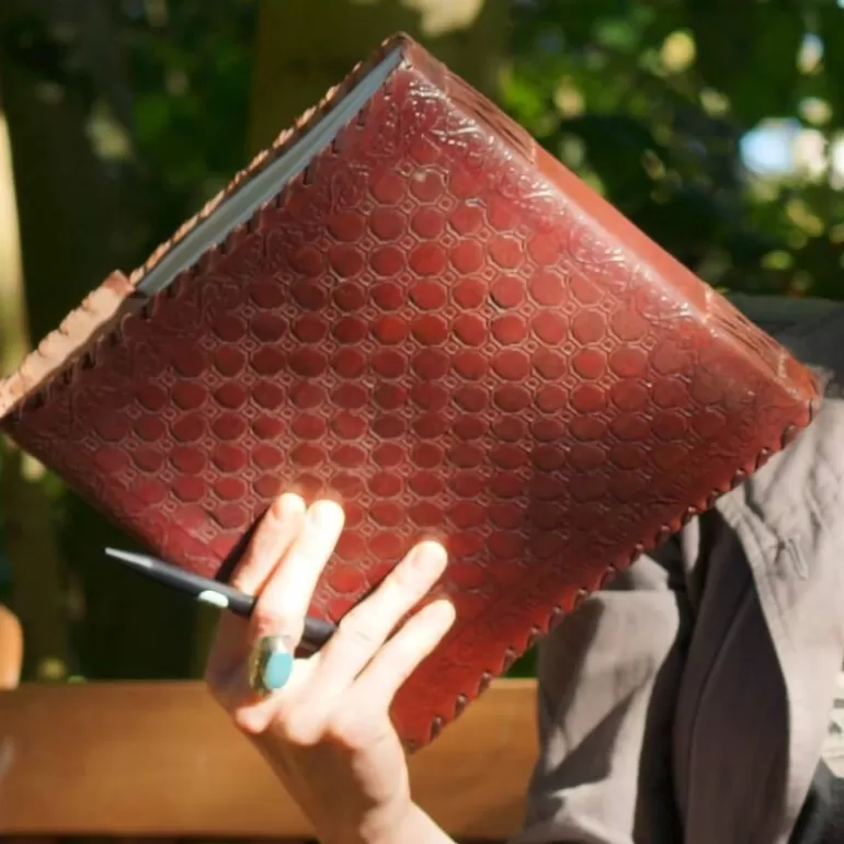 grand_grimoire_en_cuir_repouss__carr__crochet_2.webp Carnets En Cuir*Skin Project Grand grimoire en cuir repoussé - carré - crochet