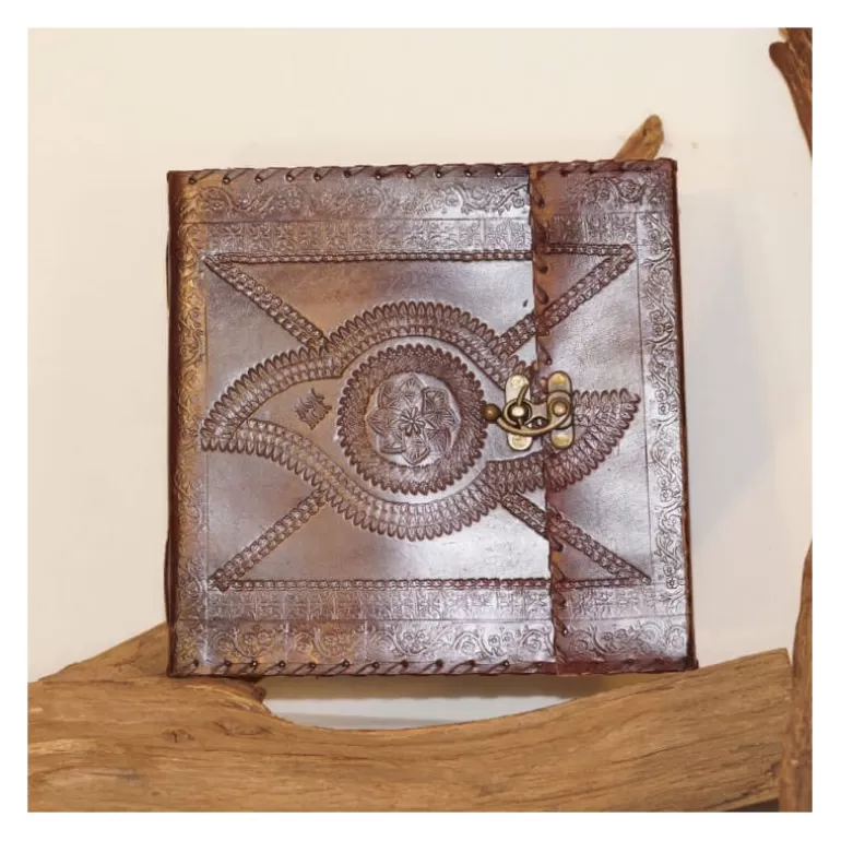 grand_grimoire_en_cuir_repouss__carr__crochet_3.webp Carnets En Cuir*Skin Project Grand grimoire en cuir repoussé - carré - crochet