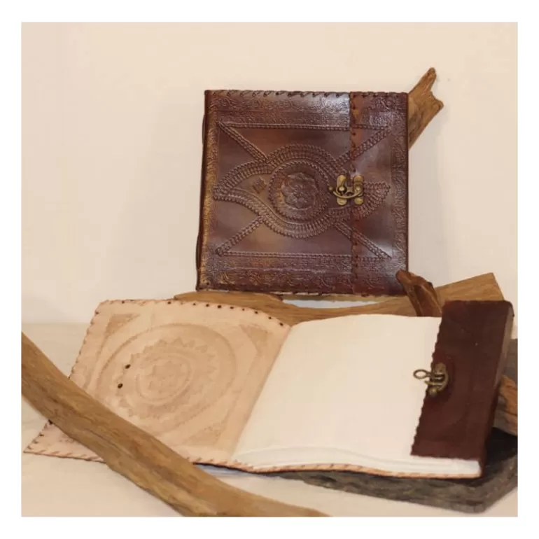 grand_grimoire_en_cuir_repouss__carr__crochet_4.webp Carnets En Cuir*Skin Project Grand grimoire en cuir repoussé - carré - crochet