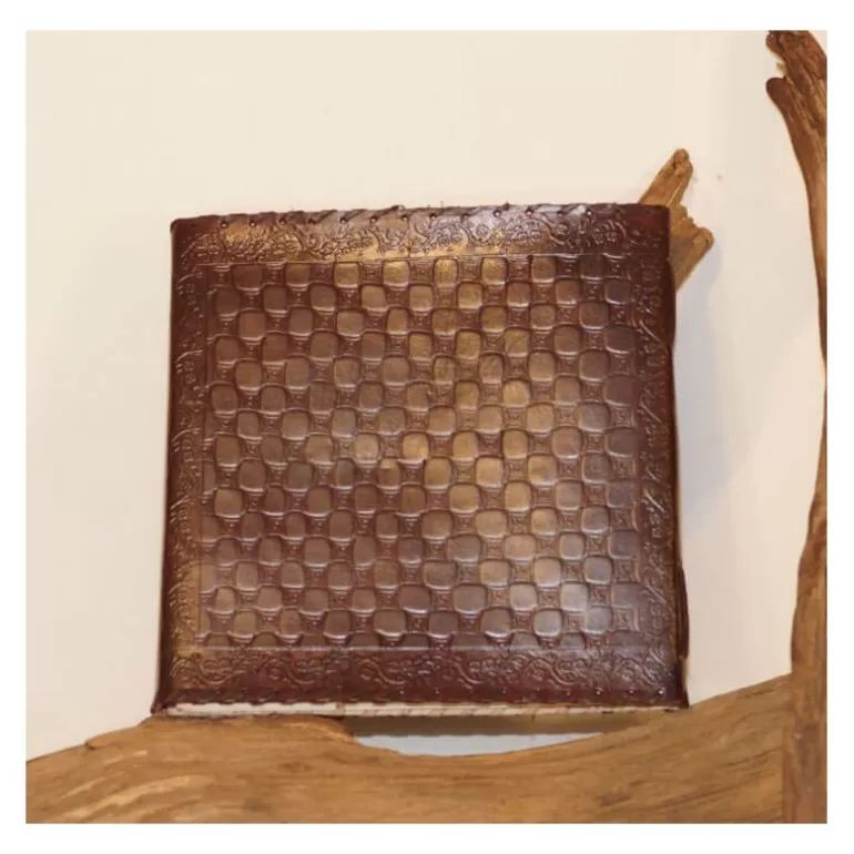 grand_grimoire_en_cuir_repouss__carr__crochet_5.webp Carnets En Cuir*Skin Project Grand grimoire en cuir repoussé - carré - crochet