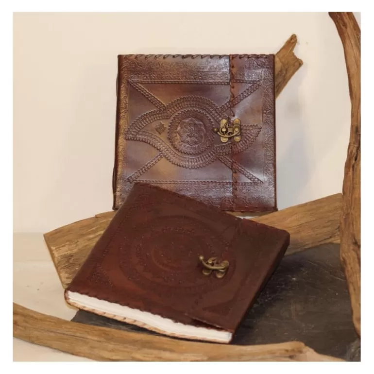 grand_grimoire_en_cuir_repouss__carr__crochet_6.webp Carnets En Cuir*Skin Project Grand grimoire en cuir repoussé - carré - crochet