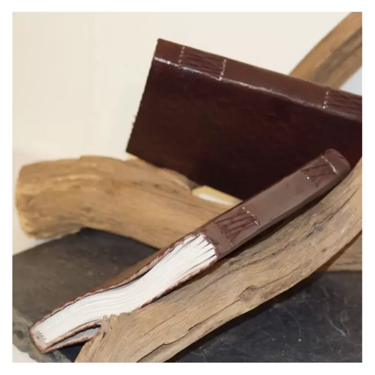 grand_grimoire_en_cuir_repouss__carr__crochet_7.webp Carnets En Cuir*Skin Project Grand grimoire en cuir repoussé - carré - crochet