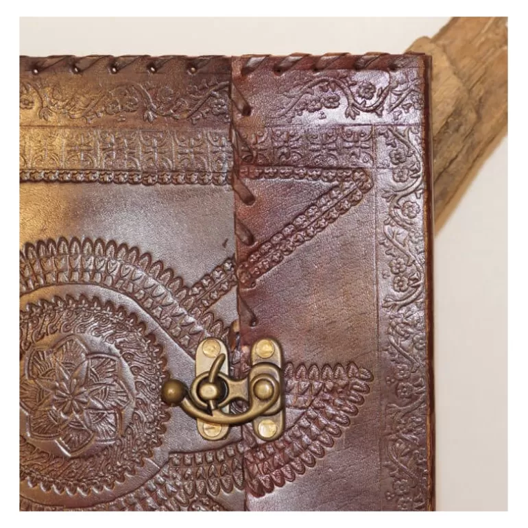 grand_grimoire_en_cuir_repouss__carr__crochet_8.webp Carnets En Cuir*Skin Project Grand grimoire en cuir repoussé - carré - crochet