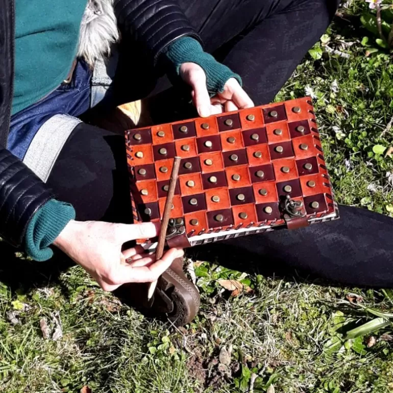 Carnets En Cuir*Skin Project Grimoire en cuir - Damier - Crochet laiton - XL