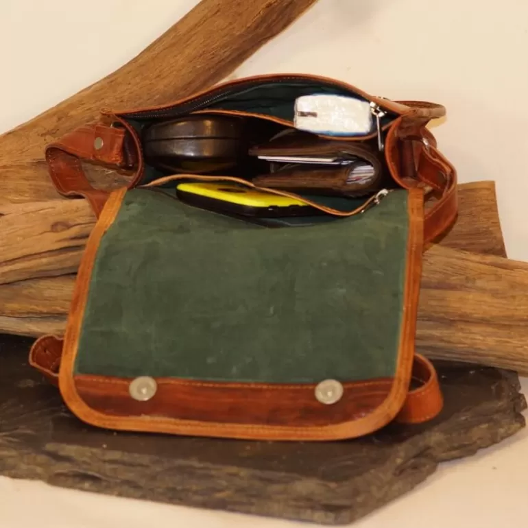 petite_besace_en_cuir__rabat_et_bandoulire__rond__s_2.webp Sacs À Bandoulière En Cuir | Sacs À Main En Cuir*Skin Project Petite besace en cuir à rabat et bandoulière - Rond - S