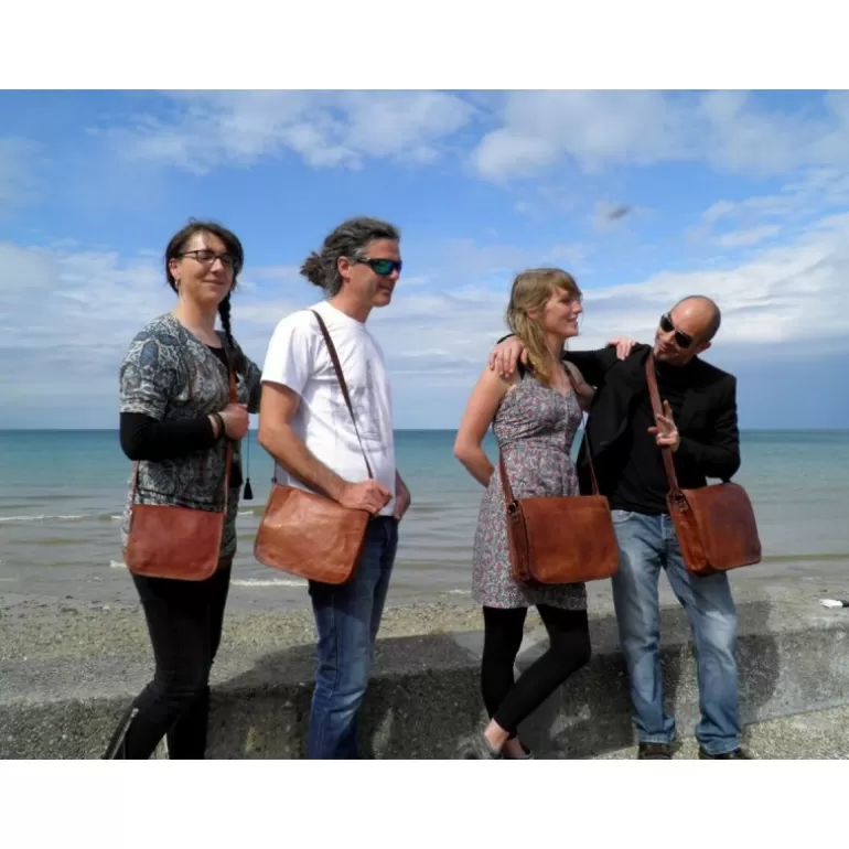 petite_besace_en_cuir__rabat_et_bandoulire__rond__s_5.webp Sacs À Bandoulière En Cuir | Sacs À Main En Cuir*Skin Project Petite besace en cuir à rabat et bandoulière - Rond - S