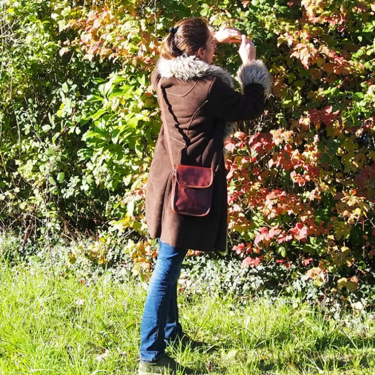 petite_sacoche_haute_en_cuir__pression_aimante__s_3.webp Sacs À Bandoulière En Cuir | Sacs À Main En Cuir*Skin Project Petite sacoche haute en cuir - pression aimantée - S