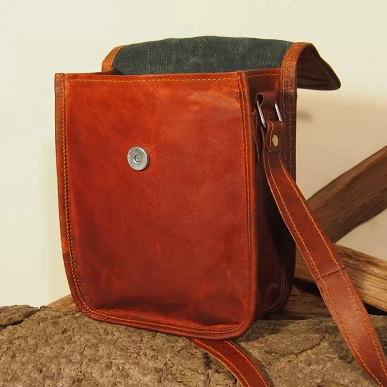 petite_sacoche_haute_en_cuir__pression_aimante__s_6.webp Sacs À Bandoulière En Cuir | Sacs À Main En Cuir*Skin Project Petite sacoche haute en cuir - pression aimantée - S