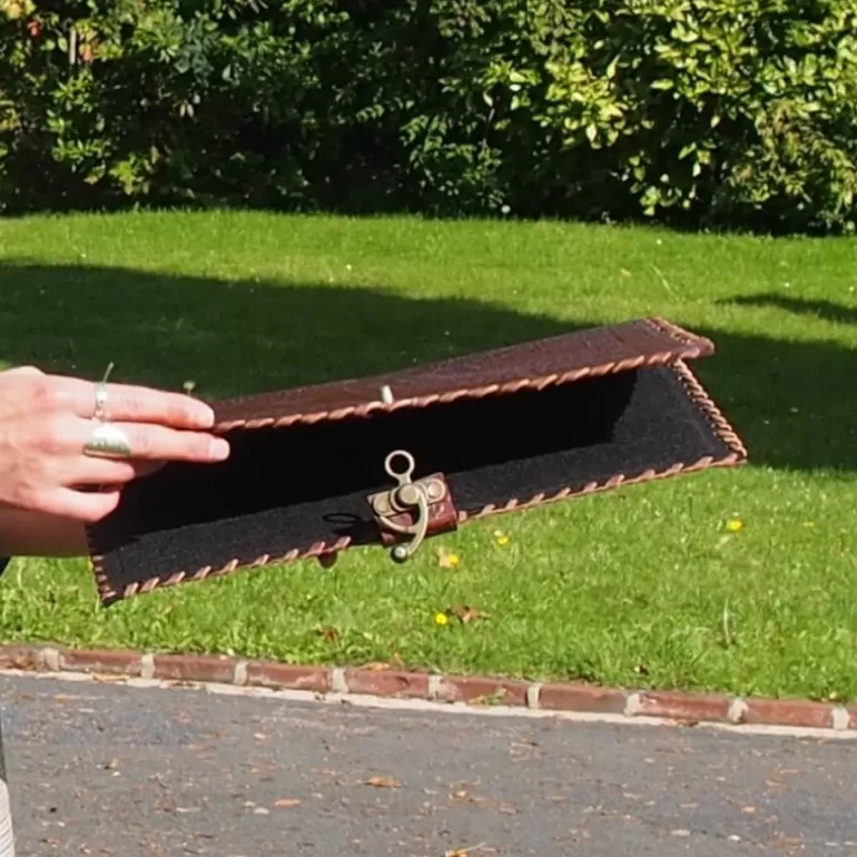 porte_documents_en_cuir_frapp__crochet_2.webp Porte Documents En Cuir*Skin Project Porte documents en cuir frappé – Crochet