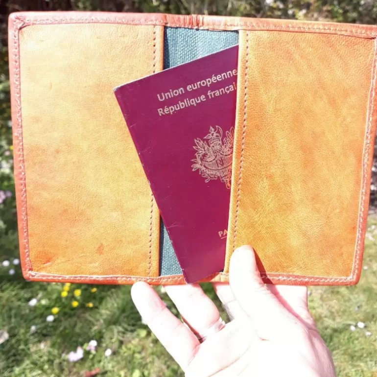 protge_passeport__couverture_calepin_cuir_3.webp Maroquinerie | Couvre Livres En Cuir*Skin Project Protège passeport / couverture calepin cuir